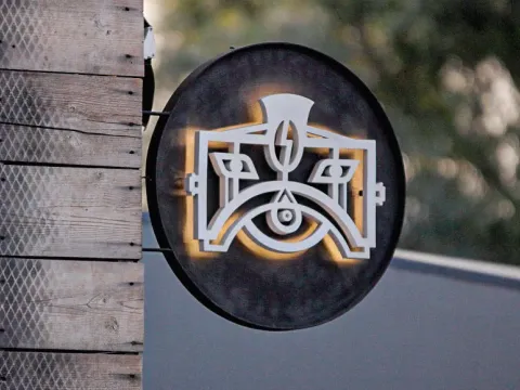 Είσοδος του καταστήματος Bridge στη Δραπετσώνα